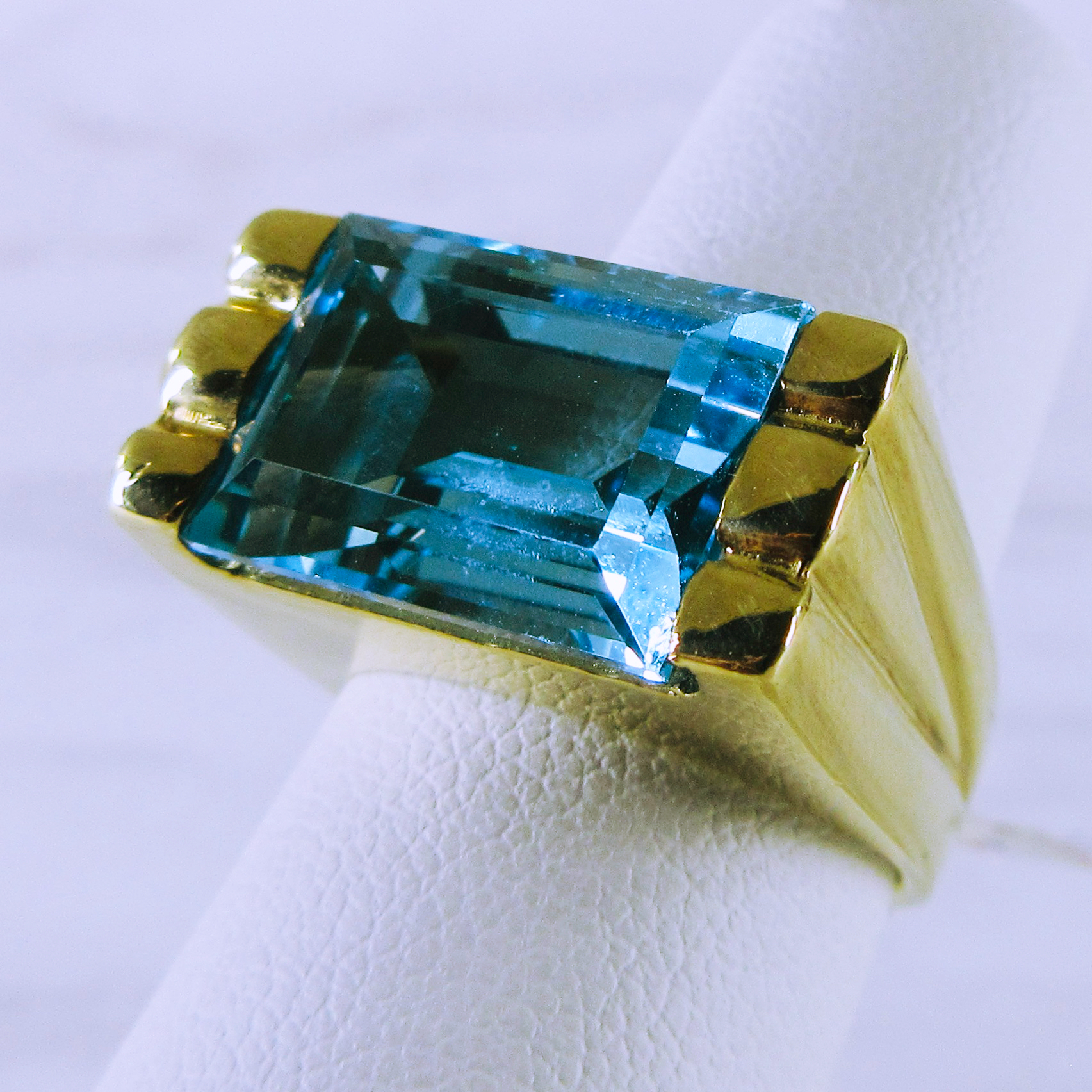 10K Yellow Gold Blue Topaz Ring