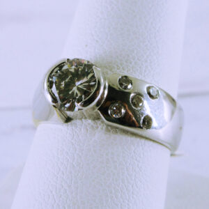 18K White Gold Diamond Ring