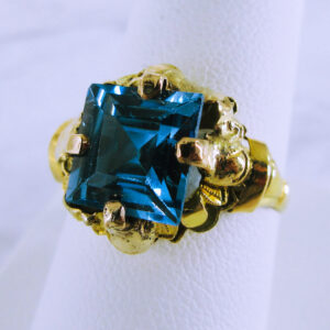 18K Yellow Gold Synthetic Blue Stone Ring