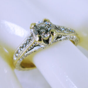18K White Gold Diamond Engagement Ring