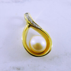 18K Yellow Gold Pearl and Diamond Pendant